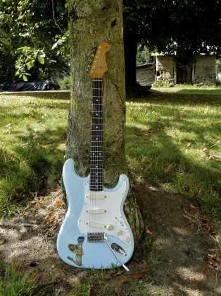 IT-11 Audio stratocaster sonic blue